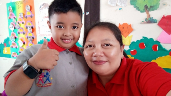 Cici and Joko smiling, with Joko offering a thumbs-up