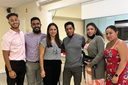 A group of people part of Iglesia Sunlight Español